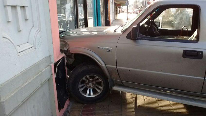 Le patinó la camioneta y se incrustó en un local céntrico