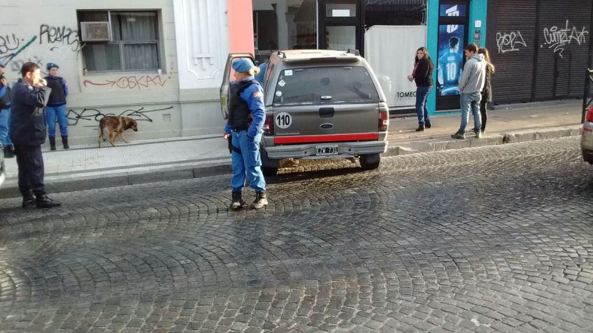 Le patinó la camioneta y se incrustó en un local céntrico