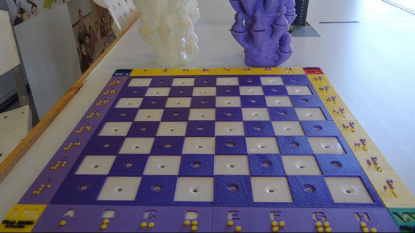 Jóvenes cordobeses armaron un ajedrez para personas no videntes con una impresora 3D