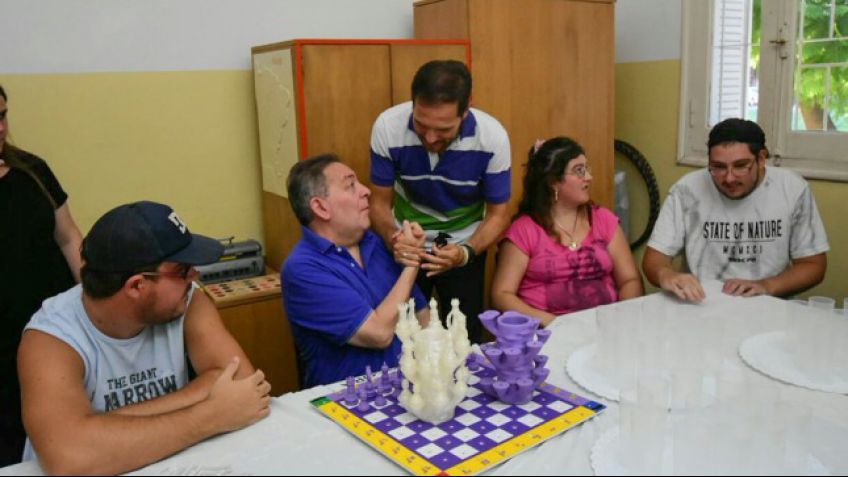 Jóvenes cordobeses armaron un ajedrez para personas no videntes con una impresora 3D