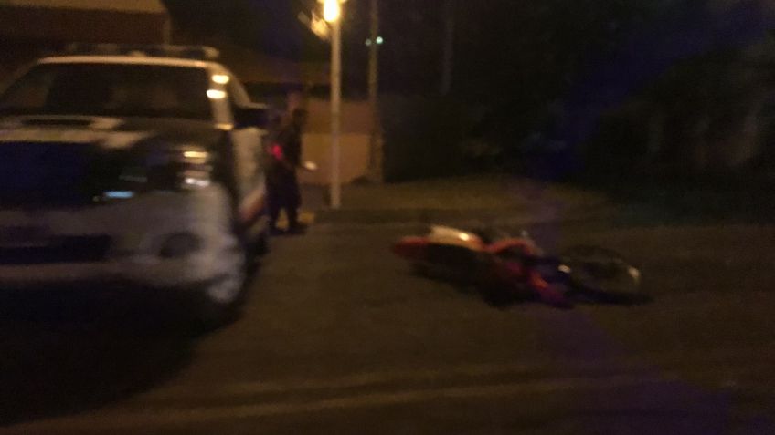 Fue a doblar a la izquierda y chocó con una moto