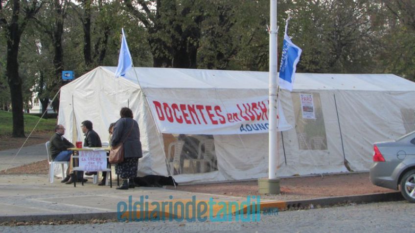 El paro de los docentes universitarios continúa con carpa blanca en la plaza