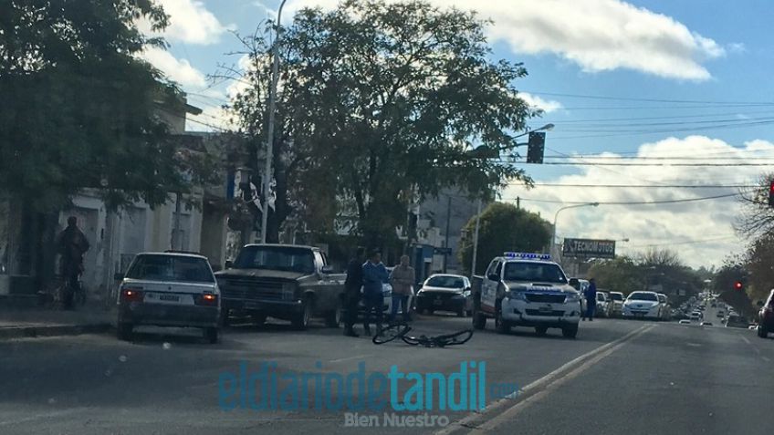 Automovilista se encandiló con el sol y chocó a una ciclista