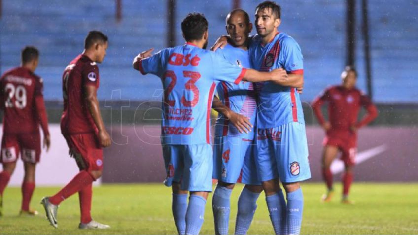 Arsenal vapuleó a Juan Aurich y logró el pase de ronda