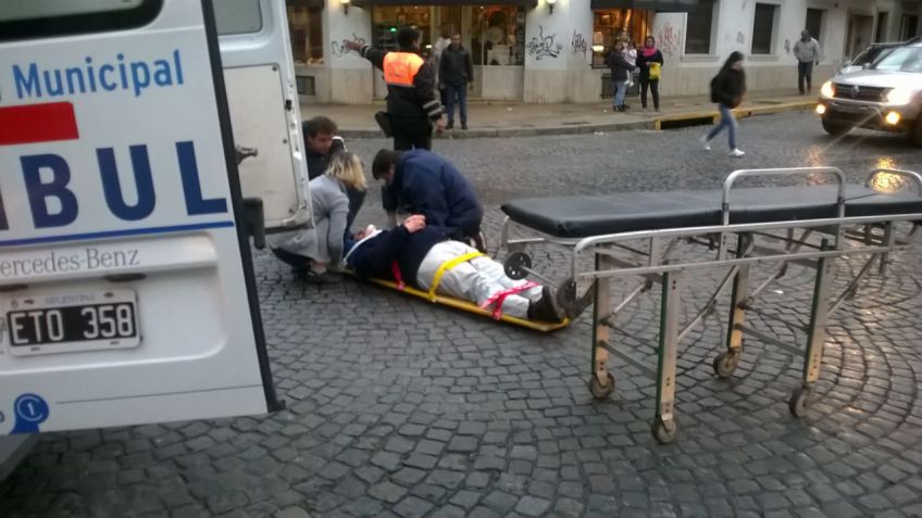 Hombre golpeado tras caerse de su moto