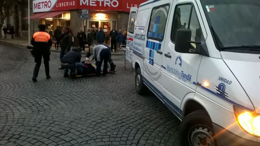Hombre golpeado tras caerse de su moto
