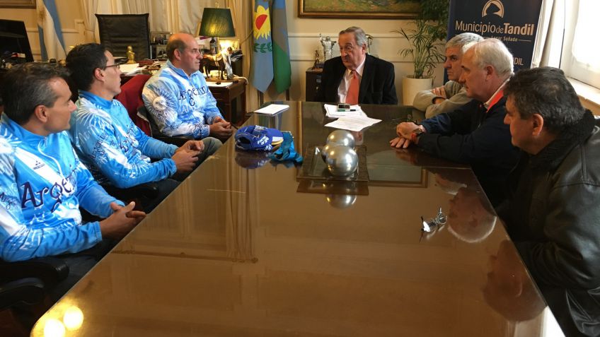 El intendente recibió a destacados deportistas tandilenses
