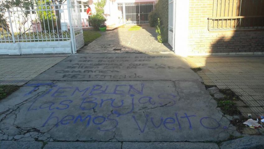 Feministas pintaron la vereda de un spa para mujeres y su dueña las invitó a "intercambiar opiniones"