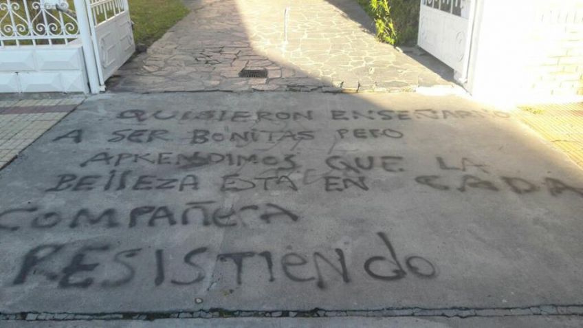 Feministas pintaron la vereda de un spa para mujeres y su dueña las invitó a "intercambiar opiniones"