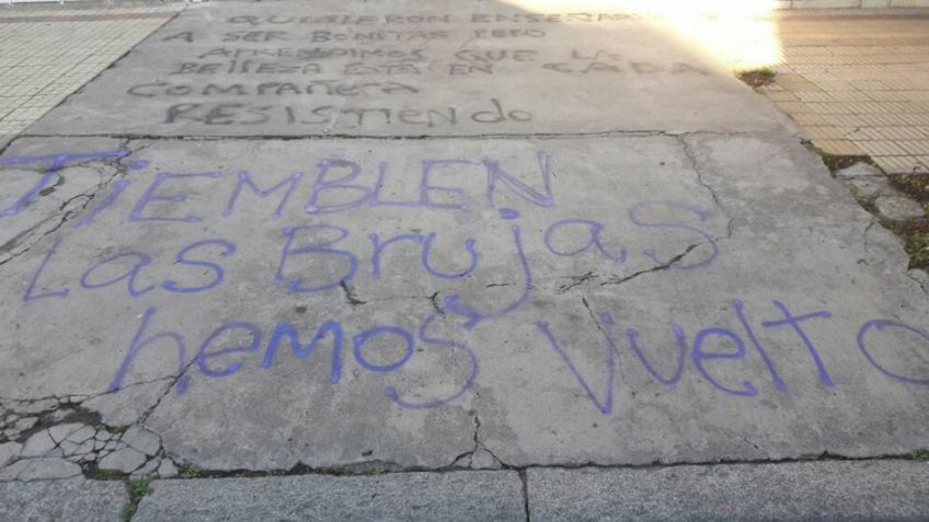 Feministas pintaron la vereda de un spa para mujeres y su dueña las invitó a "intercambiar opiniones"