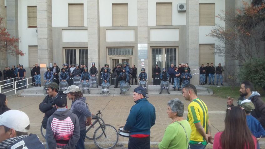 Altamirano dijo que lo sucedido se califica "como una clara medida represiva del gobierno de Macri"