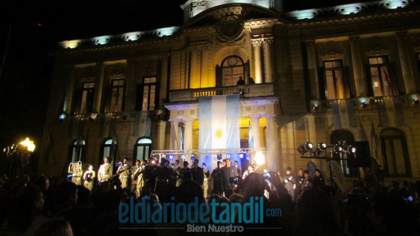 Ya el sol del veinticinco viene asomando