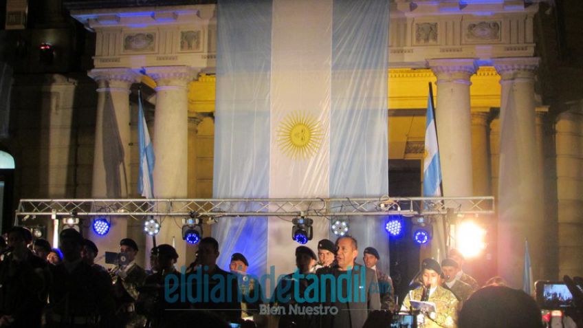 Ya el sol del veinticinco viene asomando