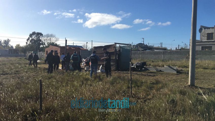 Ante la mirada de las fuerzas policiales, abandonaron los terrenos ocupados en Movediza