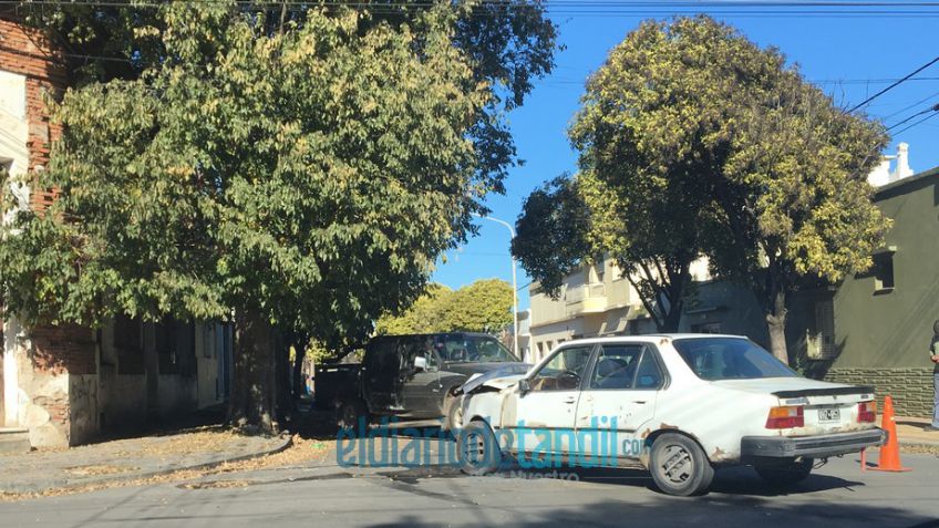 Peatón "ligó de rebote" una colisión entre dos vehículos