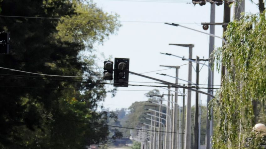 Cambio en un semáforo ante el inicio de la repavimentación de Avellaneda