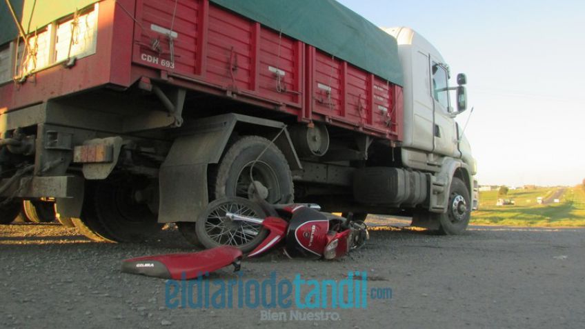 Camión y moto protagonizaron un accidente en Ruta 226 y acceso a la Brigada Aérea 