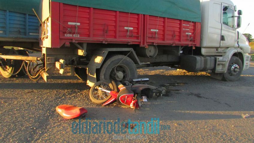 Camión y moto protagonizaron un accidente en Ruta 226 y acceso a la Brigada Aérea 