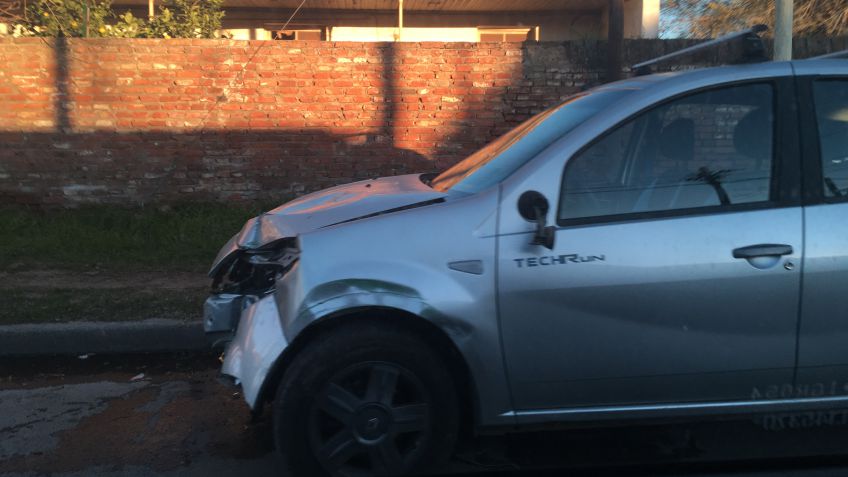 Colectivo y auto protagonizaron un choque en Uriburu y Moreno