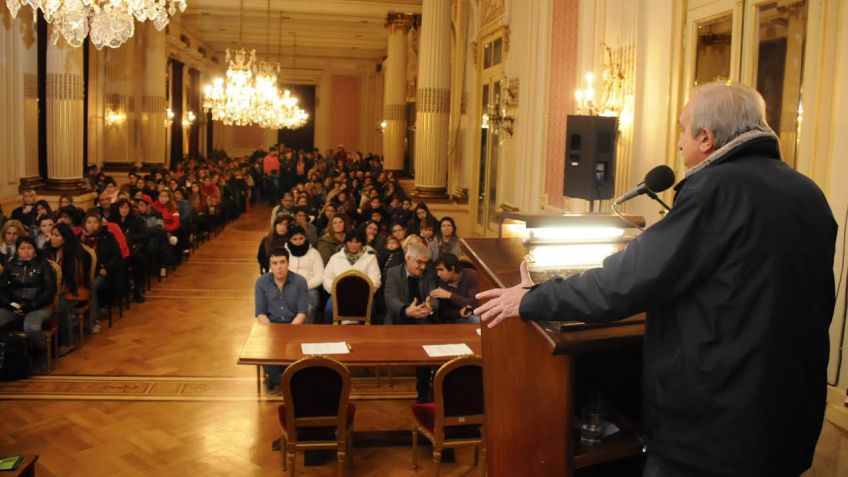 El municipio entregó las tarjetas de debito del programa "Tandil Estudia"