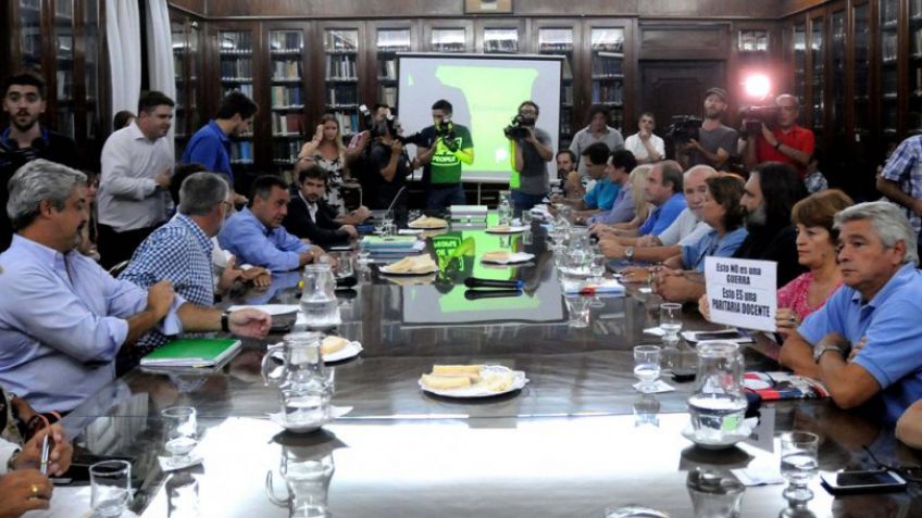 Docentes bonaerenses retoman negociaciones salariales con el gobierno provincial