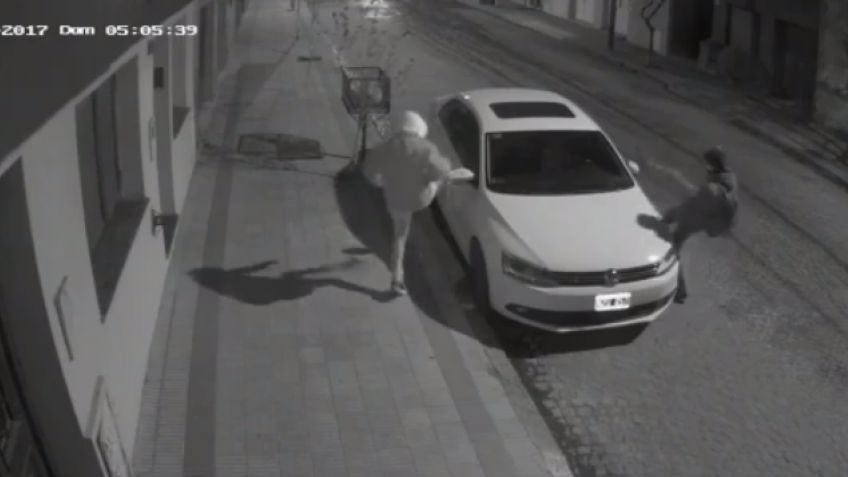 Muy graciosos: adolescentes se divierten rompiendo autos en la vía pública