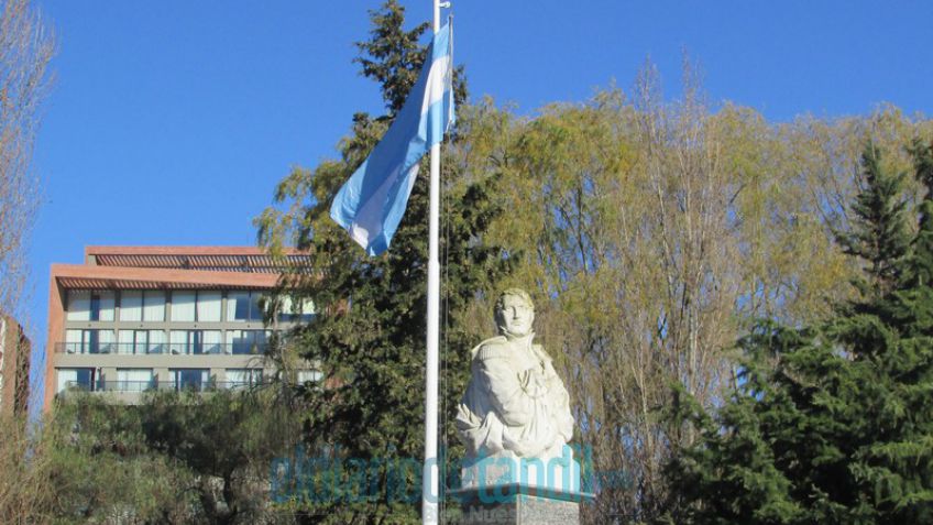 Mientras viva tu bandera la izaremos con honor