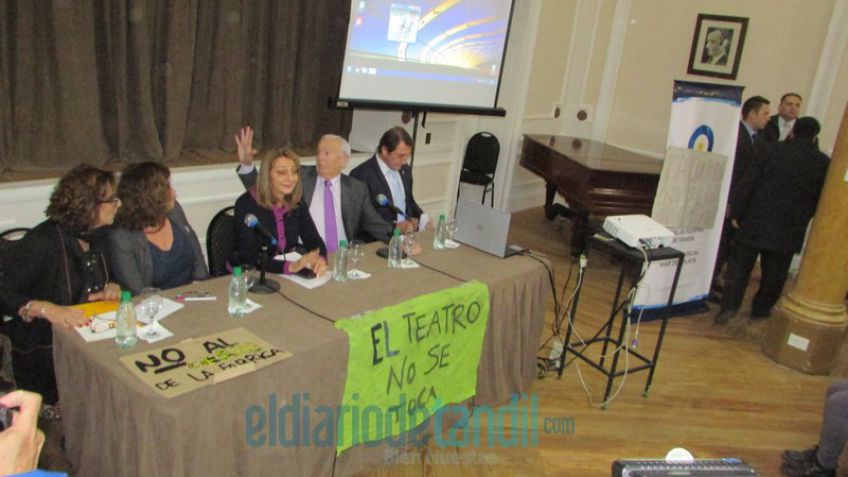 Abucheos para Tassara por el teatro "La Fábrica"