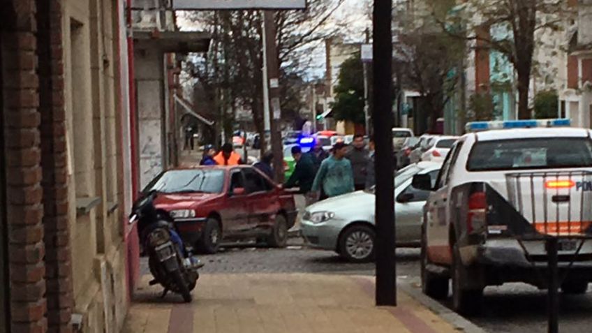 Choque entre camioneta y auto sin heridos