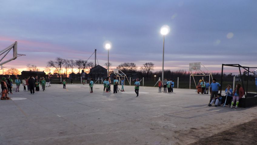 Se presentó la nueva iluminación del playón polideportivo de Vela