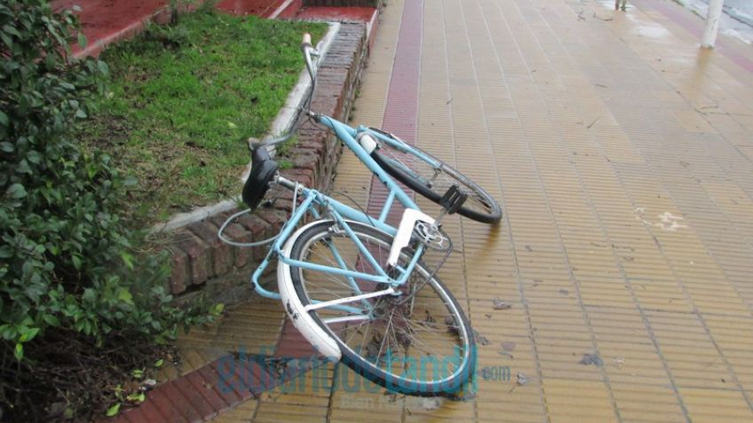 Una ciclista herida tras colisionar con un auto