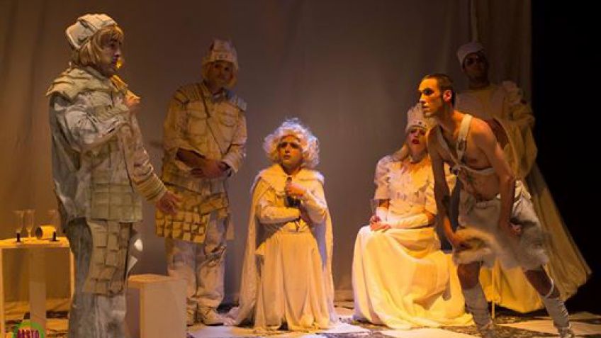 Sube a escena "El Nadie" de Alan Darling