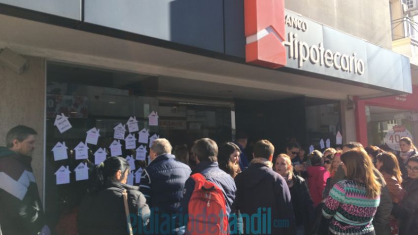 Beneficiarios del Procrear reclamaron en el Banco Hipotecario
