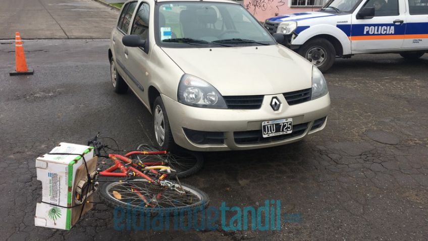 Un auto embistió a una bicicleta: una mujer herida