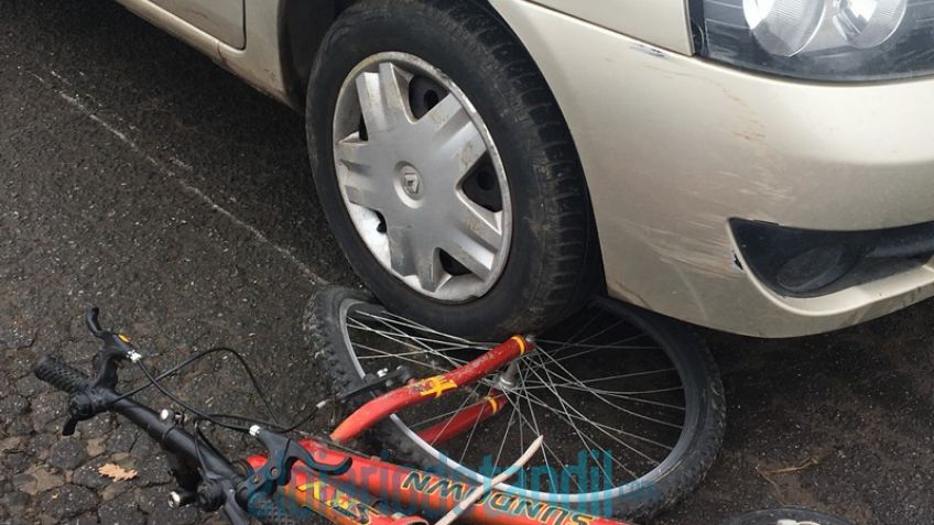 Un auto embistió a una bicicleta: una mujer herida