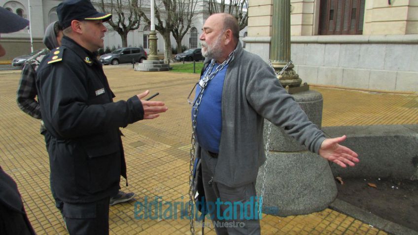 Vecino de El Bolsón se encadenó en el Municipio para hacer un reclamo pensando que iba a estar Macri