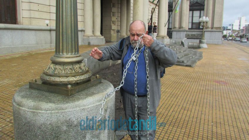 Vecino de El Bolsón se encadenó en el Municipio para hacer un reclamo pensando que iba a estar Macri
