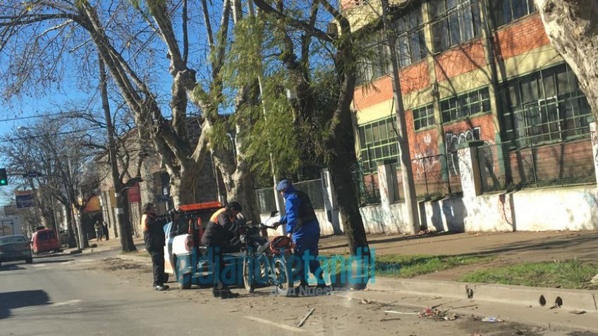 Motociclista hospitalizado tras chocar con un vehículo