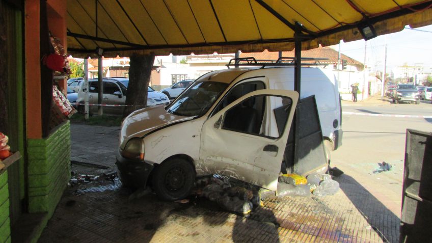 Violento choque entre dos vehículos dejó dos heridos