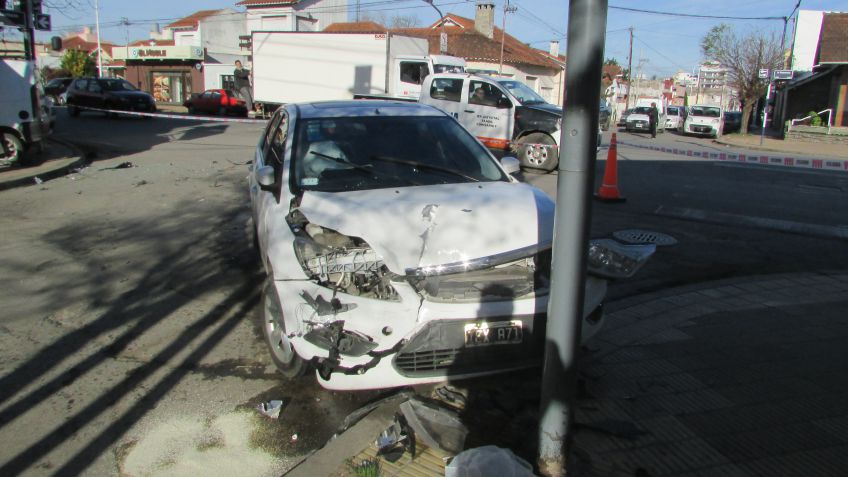 Violento choque entre dos vehículos dejó dos heridos