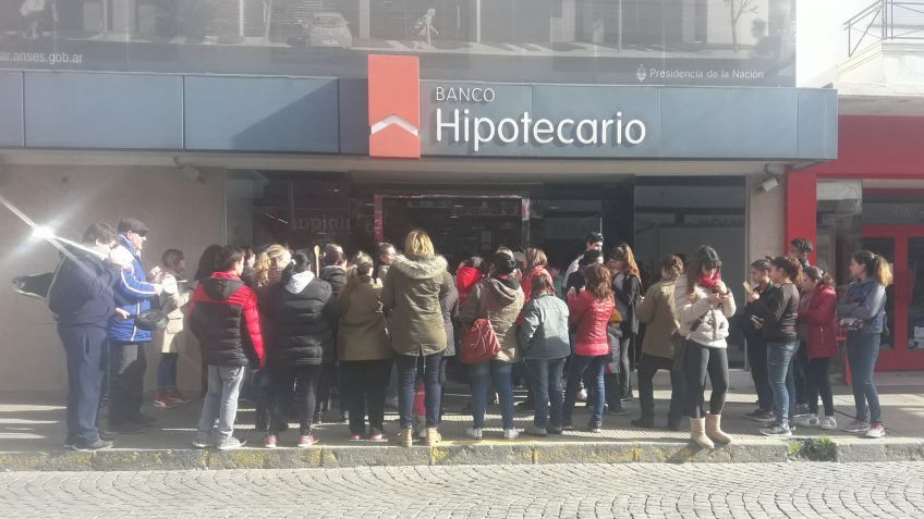 Hipotecario rodeado: beneficiarios y suplentes se volvieron a manifestar