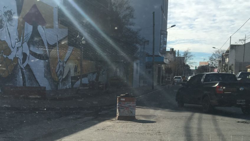 Un pequeño bache del tamaño de un barril