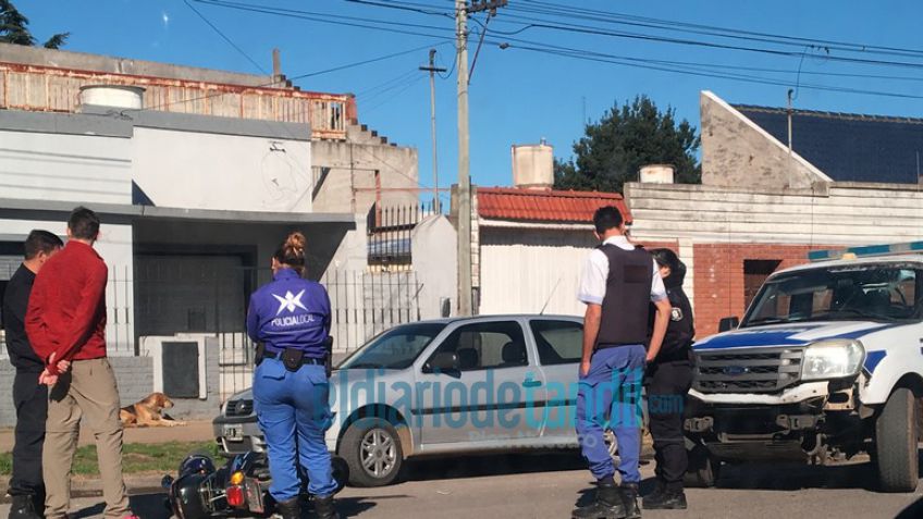 Abrió la puerta de su auto y venía una moto atrás: una mujer herida