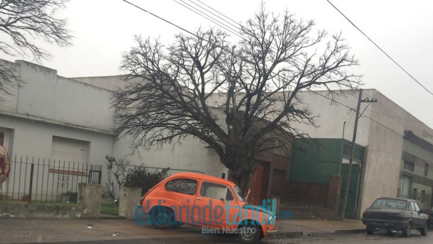 Fuerte choque entre camioneta y auto: un herido