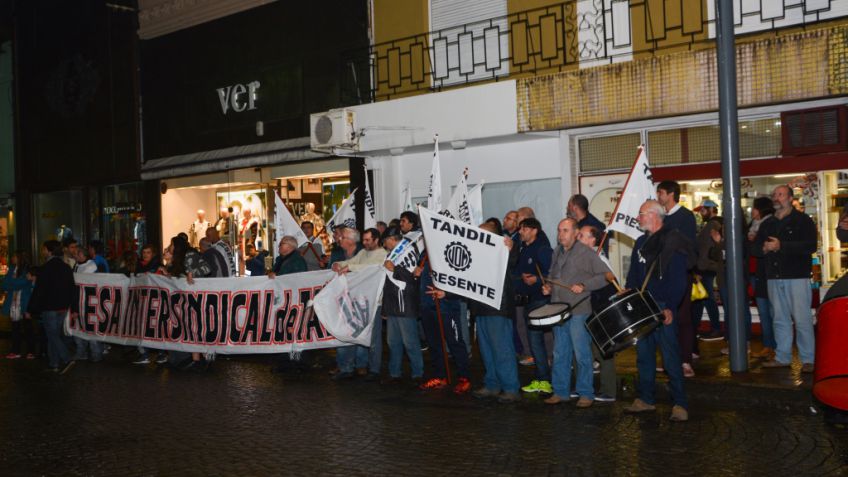 Iparraguirre acompañó el reclamo de los trabajadores despedidos de Cinpal y Radio Tandil
