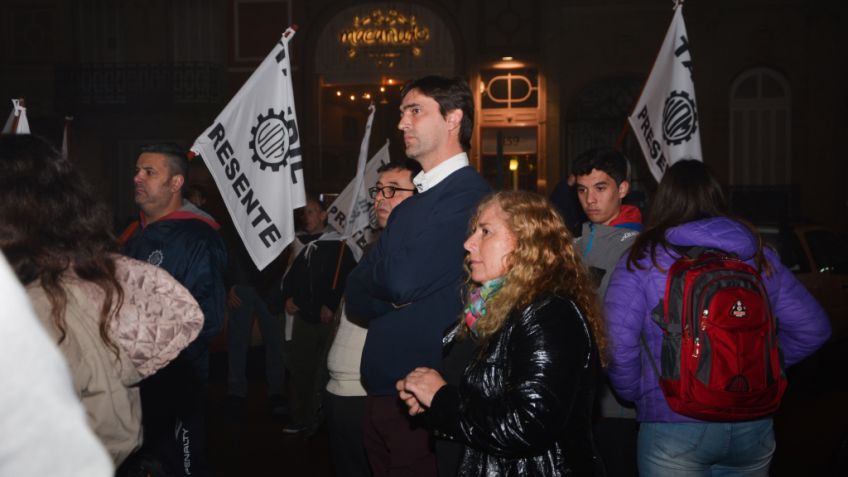 Iparraguirre acompañó el reclamo de los trabajadores despedidos de Cinpal y Radio Tandil