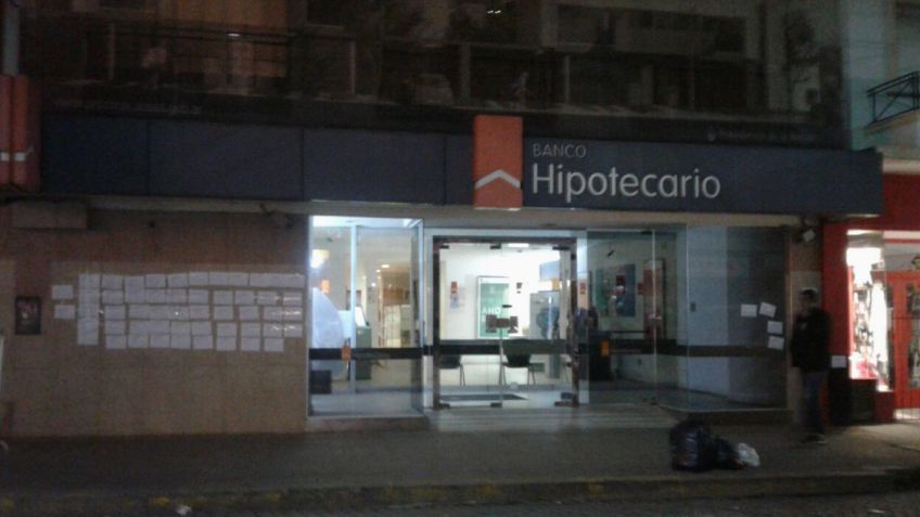 Los suplentes del Procrear empapelaron el centro en busca de respuestas