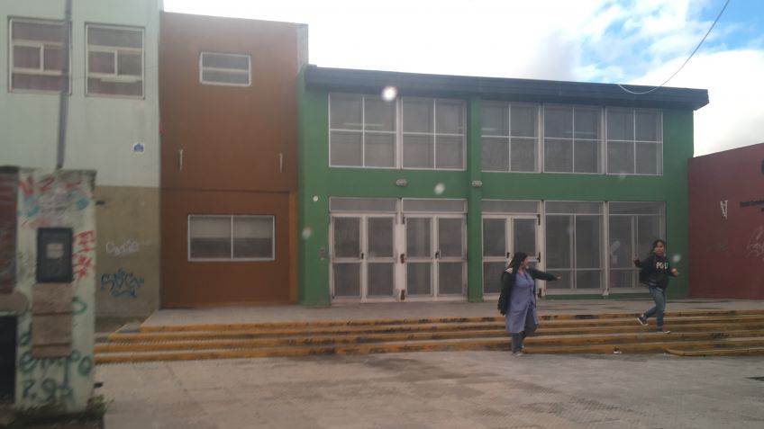 Operarios suspendieron obra en Polivalente por falta de pago