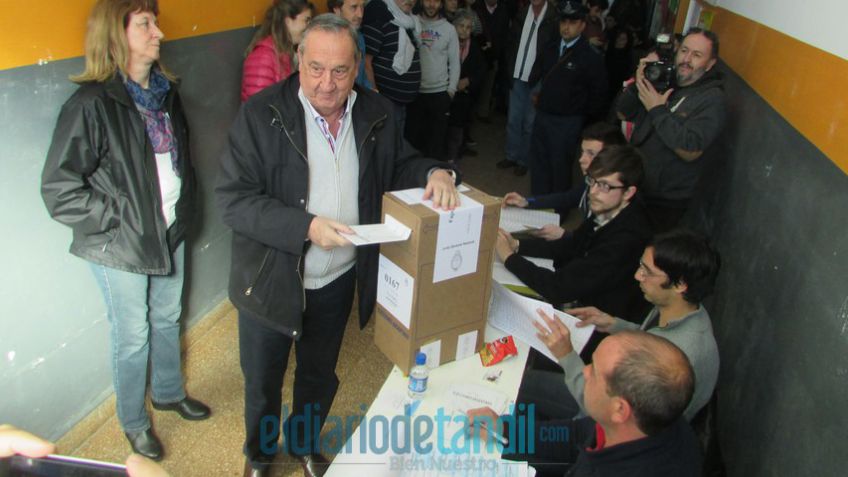 Con sus habituales compañías, votó Lunghi