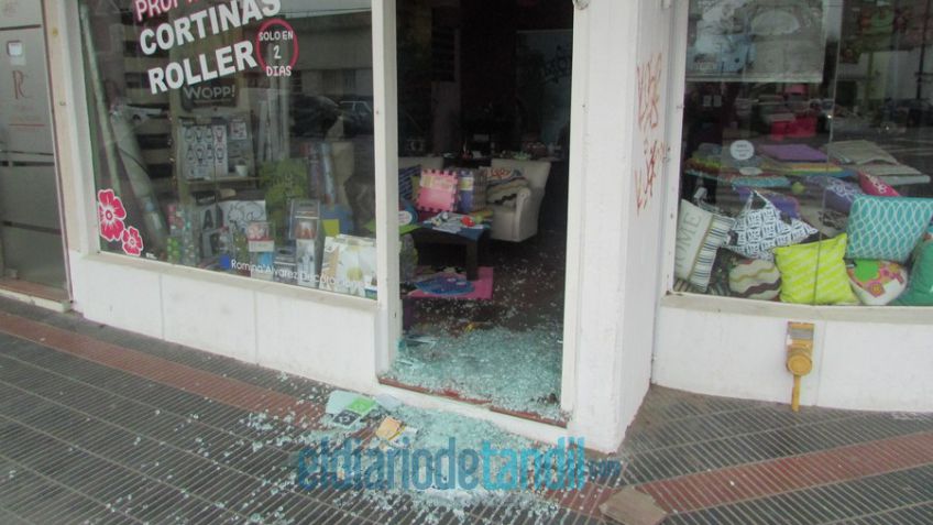 Le estallaron la puerta, le robaron y tuvo que pasar la noche en su local